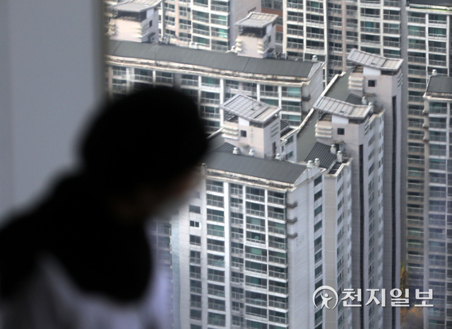 [천지일보=남승우 기자] 서울 송파구 롯데월드타워 전망대 서울스카이에서 바라본 서울 시내의 아파트 단지의 모습. ⓒ천지일보 2021.12.21