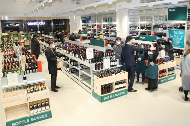 서울 송파구 잠실동에 위치한 ‘제타플렉스’ 매장 1층 와인 전문점인 ‘보틀 벙커’에서 고객들이 와인을 살펴보고 있다. (제공: 롯데쇼핑)