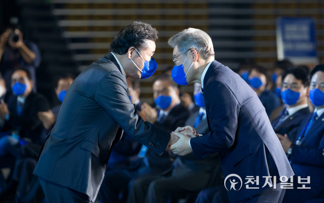 [천지일보=박준성 기자] 2일 오후 서울 송파구 올림픽경기장 KSPO돔에서 열린 더불어민주당 제20대 대통령선거 선거대책위원회 출범식에서 이재명 대선후보가 지지 연설을 한 이낙연 상임고문과 인사하고 있다. ⓒ천지일보 2021.11.2