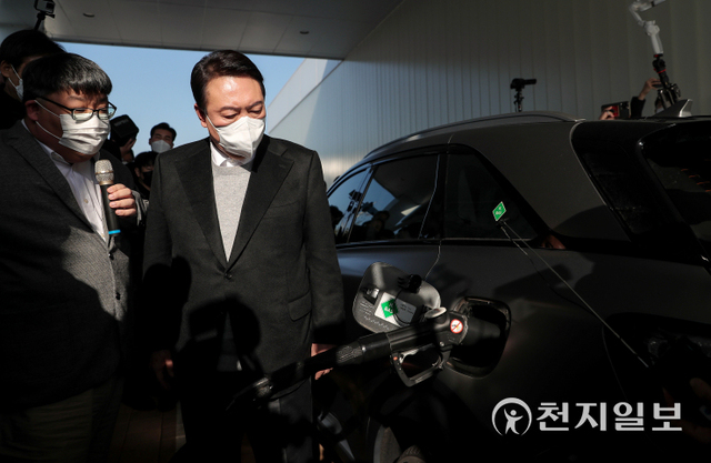 [천지일보=박준성 기자] 국민의힘 윤석열 대선 후보가 22일 전북 완주군 수소특화 국가산업단지 내 수소연료 충전소를 찾아 수소연료충전 시연을 보고 있다. (제공: 국민의힘 선대위) ⓒ천지일보 2021.12.22