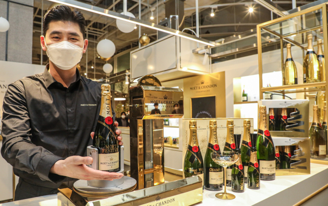 직원이 지난 22일 오전 서울시 영등포구 현대백화점 더현대 서울 지하 1층 모엣&샹동 팝업스토어에서 제품을 소개하고 있다. (제공: 현대백화점)