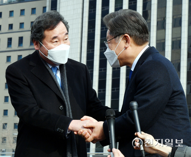 [천지일보=박준성 기자] 더불어민주당 이재명 대선후보와 이낙연 전 대표가 23일 서울 중구 달개비에서 오찬회동을 마친 뒤 인근에 있는 서울도시건축관으로 이동 악수를 나누고 있다. ⓒ천지일보 2021.12.23