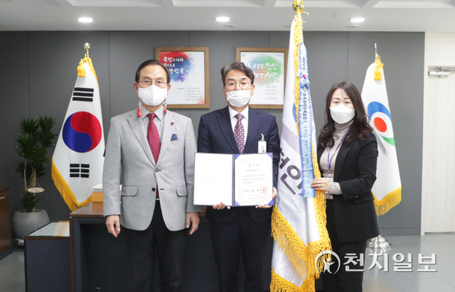 국토교통부 주관 ‘제1회 주거복지대상 평가’에서 우수지자체로 선정된 천안시가 국무총리상을 받은 기념촬영을 하고 있다. (왼쪽부터: 박상돈 천안시장, 황성수 주택과장) (제공: 천안시) ⓒ천지일보 2021.12.23