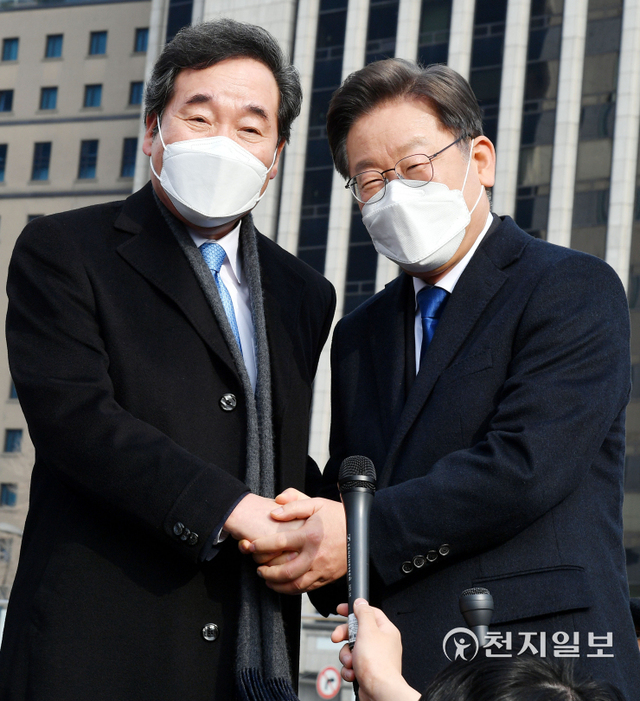 [천지일보=박준성 기자] 더불어민주당 이재명 대선후보와 이낙연 전 대표가 23일 서울 중구 달개비에서 오찬회동을 마친 뒤 인근에 있는 서울도시건축관으로 이동 악수를 나누고 있다. ⓒ천지일보 2021.12.23