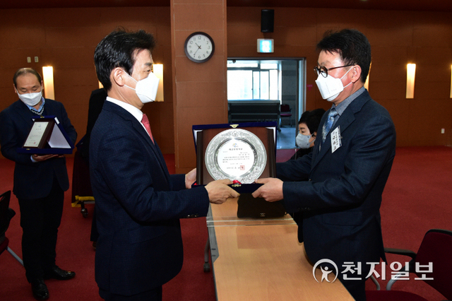 조규일 진주시장(왼쪽)이 23일 시청에서 ‘올해의 최고경영자상’을 수여하고 있다. (제공: 진주시) ⓒ천지일보 2021.12.23