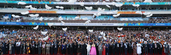 2018년 9월 18일 인천 아시아드 주경기장에서 ‘9.18 평화 만국회의 4주년 기념식’이 열린 가운데 참석자들이 평화의 상징인 비둘기 모양풍선을 함께 날리며 단체사진을 찍고 있다. ⓒ천지일보DB
