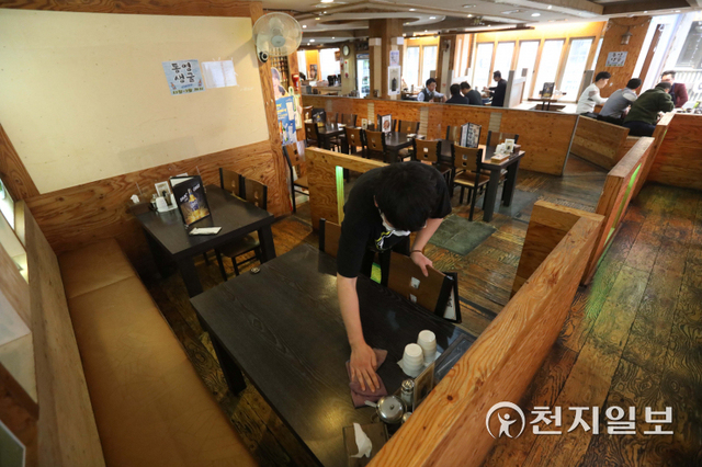 [천지일보=남승우 기자] 정부가 거리두기 강화 방안을 발표한 16일 오후 서울 종로구의 한 식당에서 가게 직원이 테이블을 정리하고 있다. ⓒ천지일보 2021.12.16