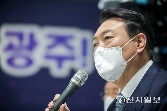 [천지일보=박준성 기자] 국민의힘 윤석열 대선 후보가 23일 광주 북구 인공지능 중심 산업융합 집적단지 조성공사 현장을 방문해 조인철 광주 부시장 등과 간담회를 하고 있다. (제공: 국민의힘 선대위) ⓒ천지일보 2021.12.23