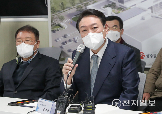 [천지일보=박준성 기자] 국민의힘 윤석열 대선 후보가 23일 광주 북구 인공지능 중심 산업융합 집적단지 조성공사 현장을 방문해 조인철 광주 부시장 등과 간담회를 하고 있다. (제공: 국민의힘 선대위) ⓒ천지일보 2021.12.23