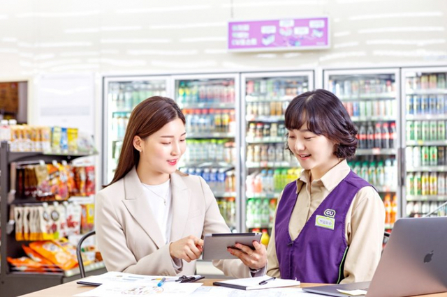 CU를 운영하는 BGF리테일이 공정거래위원회의 2021년 공정거래협약 가맹분야 이행평가에서 최우수 등급 표창을 받았다고 24일 밝혔다. (제공: BGF리테일)