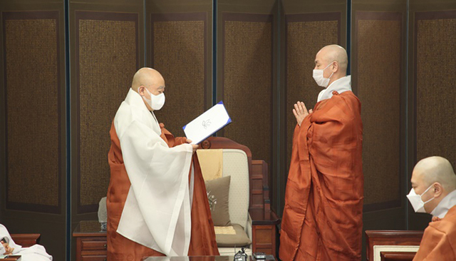 대한불교조계종 총무원장 원행스님이 총무부장에 삼혜스님을 임명하고 있다. (출처: 대한불교조계종)