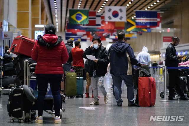 21일(현지시간) 미 매사추세츠주 보스턴의 로건 공항E 터미널에서 여행객들이 이동하고 있다. 보건 당국은 코로나19 오미크론 변이가 연휴 기간 동안 미국에서 주요 변종이 될 수 있어 각별한 주의를 촉구하고 있다. (출처: 뉴시스)