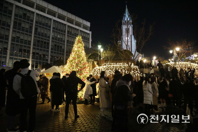 [천지일보=남승우 기자] 크리스마스 이브인 24일 저녁 서울 중구 명동성당 앞이 시민들로 북적이고 있다. ⓒ천지일보 2021.12.24