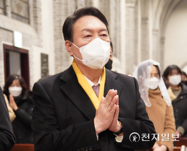 [천지일보=박준성 기자] 국민의힘 윤석열 대선 후보가 25일 새벽 서울 중구 명동성당에서 열린 성탄절 미사에 참석해 기도하고 있다. (제공: 국민의힘 선대위) ⓒ천지일보 2021.12.25