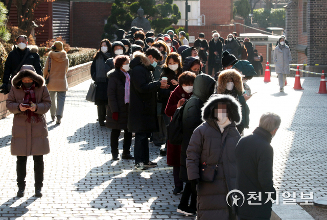 [천지일보=박준성 기자] 25일 서울 중구 명동성당에서 열리는 성탄 미사를 드리기 위해 신자들이 긴줄을 서서 대기하고 있다. ⓒ천지일보 2021.12.25