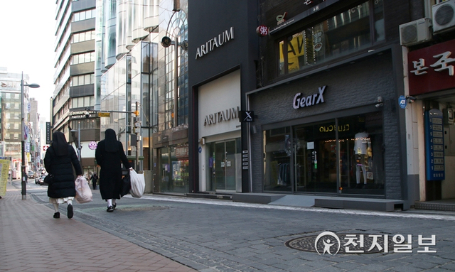 [천지일보=김누리 기자] 성탄절인 25일 서울 중구 명동거리가 한산한 가운데 시민들이 발걸음을 옮기고 있다. ⓒ천지일보 2021.12.25