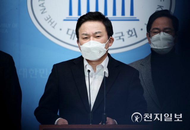 [천지일보=박준성 기자] 국민의힘 원희룡 중앙선대위 정책총괄본부장이 16일 서울 여의도 국회 소통관에서 대장동 의혹 관련 긴급 기자회견을 갖고 있다. ⓒ천지일보 2021.12.16