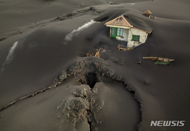 12월 1일 스페인 카나리아 제도 라 팔마 섬의 한 주택이 화산 폭발로 나온 화산재에 덮혀 있다. 라 팔마 섬 화산은 9월 19일 시작해 3개월이 넘게 용암을 분출했다. (출처: 뉴시스)
