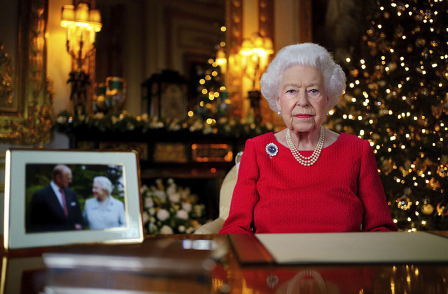 [런던=AP/뉴시스]엘리자베스 2세 영국 여왕이 지난 23일(현지시간) 성탄절 메시지 영상을 녹화하는 모습. 