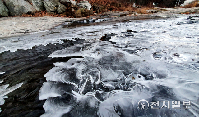 [천지일보=박준성 기자] 크리스마스이자 전국적으로 겨울 한파가 찾아온 25일 오전 서울 도봉구 도봉산 한 계곡이 얼어붙어 있다. 이날 서울 아침 최저기온은 -14도를 기록했다. ⓒ천지일보 2021.12.25