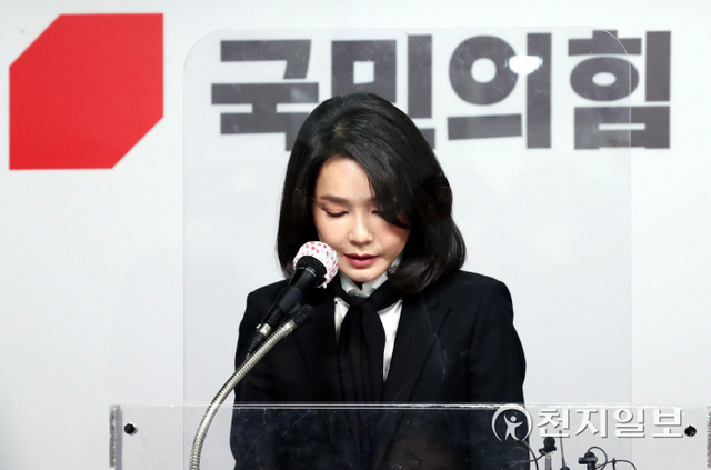 [천지일보=박준성 기자] 국민의힘 윤석열 대선 후보의 부인 김건희씨가 26일 오후 서울 여의도 국민의힘 당사에서 ‘허위 이력’ 논란 대국민 사과 기자회견을 하고 있다. ⓒ천지일보 2021.12.26
