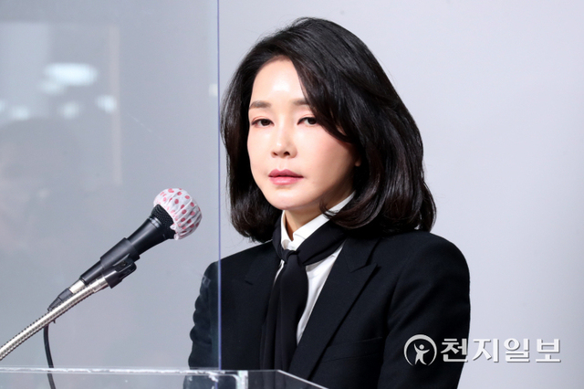 [천지일보=박준성 기자] 국민의힘 윤석열 대선 후보의 부인 김건희씨가 26일 오후 서울 여의도 국민의힘 당사에서 ‘허위 이력’ 논란 대국민 사과 기자회견을 하고 있다. ⓒ천지일보 2021.12.26