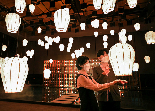 고객들이 26일 오전 서울 강남구 현대백화점 무역센터점 10층 문화홀에서 기념사진을 촬영하고 있다. (제공: 현대백화점)