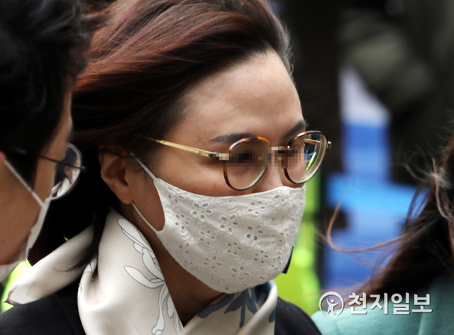 [천지일보=남승우 기자] 자녀 입시비리, 사모펀드 의혹 등으로 재판에 넘겨진 정경심 동양대 교수가 23일 징역 4년과 벌금 5억원을 선고받고 법정 구속됐다. 앞서 검찰은 지난달 5일 결심 공판에서 정 교수에게 징역 7년에 벌금 9억원, 추징금 약 1억 6462만원을 구형했다. 사진은 이날 오후 정 교수가 서울 서초구 서울중앙지방법원에서 열린 1심 선고공판에 출석하고 있는 모습. ⓒ천지일보 2020.12.23