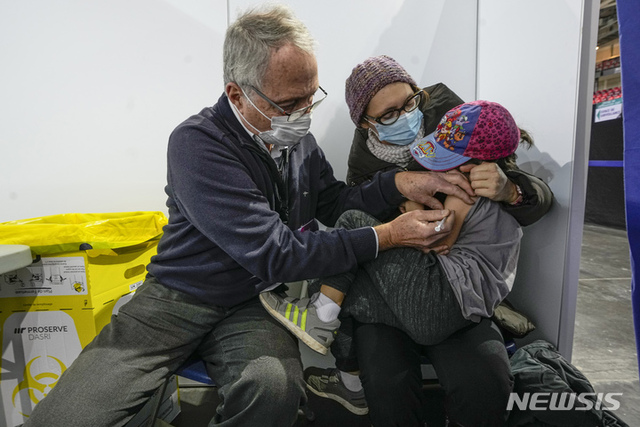 [파리=AP/뉴시스] 22일(현지시간) 프랑스 파리 외곽 코로나19 백신 접종소로 사용되는 생 캉탱 앙 이블린 국립 경륜장에서 7세 소년이 백신을 접종하고 있다. 2021.12.23.