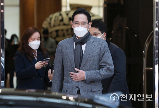 [천지일보=남승우 기자] 이재용 삼성전자 부회장이 24일 오후 열흘 간의 미국 출장길을 마치고 서울 강서구 서울김포비즈니스항공센터를 통해 귀국, 취재진의 질문에 답변을 마친 뒤 차량으로 이동하고 있다. 삼성전자는 이날 미국 텍사스주 테일러시에 20조원 규모의 파운드리(시스템반도체 위탁생산) 공장을 신설하겠다고 최종 발표했다. ⓒ천지일보 2021.11.24