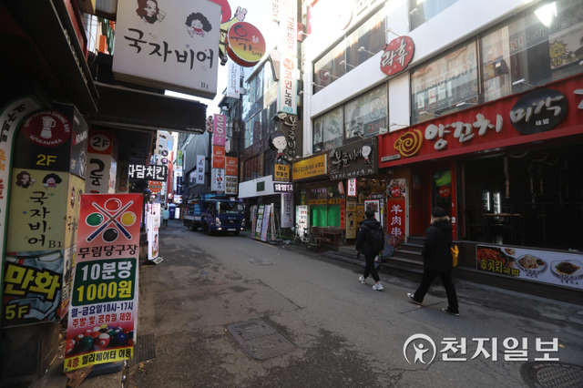 [천지일보=남승우 기자] 3일 오후 서울 종로구의 한 먹자골목이 한산한 모습을 보이고 있다. 신종 코로나바이러스 감염증(코로나19) 확산세가 좀처럼 잡히지 않자 정부가 오는 6일부터 사적모임 인원제한을 수도권 최대 6명, 비수도권 8명까지로 축소하기로 했다. 위드 코로나 개시 후 약 한 달 만이다. 아울러 그동안 방역패스(접종증명·음성확인제)가 적용이 되지 않았던 식당과 카페에 대해서도 방역패스가 작용된다.  ⓒ천지일보 2021.12.3