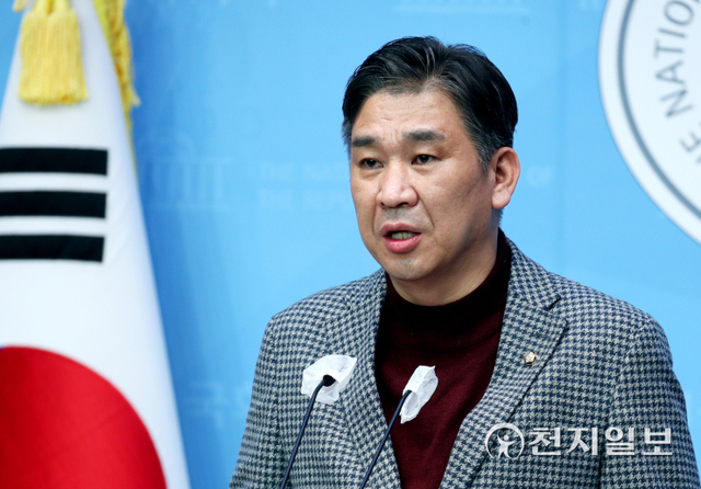 [천지일보=박준성 기자] 국민의힘 최승재 소상공인위원장이 17일 오후 서울 여의도 국회 소통관에서 ‘더불어민주당 이재명 대선 후보는 K방역 실패 사과부터 하라’고 요구하며 소상공인·자영업자 손실보상을 촉구하는 기자회견을 갖고 있다. ⓒ천지일보 2021.12.17