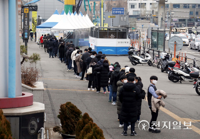 [천지일보=남승우 기자] 크리스마스 이브인 24일 오전 서울역 광장 임시 선별검사소에서 시민들이 검사를 받기 위해 길게 줄을 서서 기다리고 있다. 중앙방역대책본부는 이날 0시 기준 신종 코로나바이러스 감염증(코로나19) 신규 확진자가 6233명으로 집계, 위중증 환자 수가 1084명으로 역대 최다 수치를 기록했다고 밝혔다. ⓒ천지일보 2021.12.24