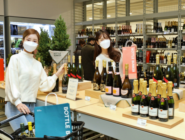 모델들이 27일 서울 송파구 잠실동에 위치한 제타플렉스의 ‘보틀벙커’에서 홍보하고 있다. (제공: 롯데쇼핑)