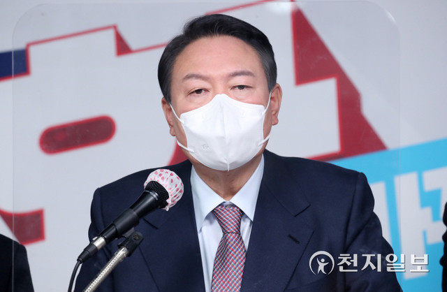 [천지일보=박준성 기자] 국민의힘 윤석열 대선 후보가 26일 서울 여의도 국민의힘 당사에서 열린 ‘성장·복지·일자리’ 정책 공약 발표를 마친 뒤 취재진의 질의에 답하고 있다. ⓒ천지일보 2021.12.26