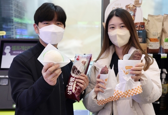 CU에서 모델들이 호빵과 군고구마 등 편의점 겨울 간식을 소개하고 있다. (제공: BGF리테일)