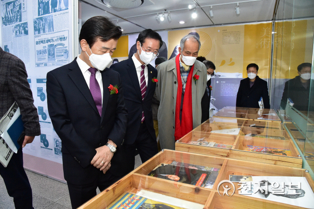 27일 진주시청 2층 시민홀에서 조규일 시장(왼쪽), 이상영 의장(가운데)을 비롯한 기록화사업 참여자들이 ‘문화인물·마을 기록화사업 전시회’를 둘러보고 있다. (제공: 진주시) ⓒ천지일보 2021.12.27