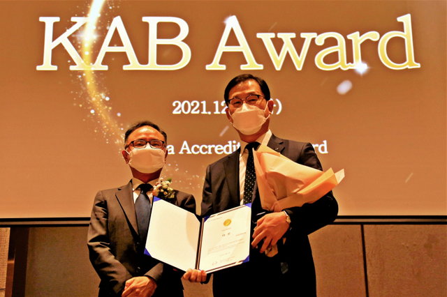 하이트진로가 ‘2021 KAB Award’ ESG 경영실천 부문에서 대상을 수상한 가운데 정일석 하이트진로 상무(오른쪽)가 기념촬영을 하고 있다. (제공: 하이트진로)