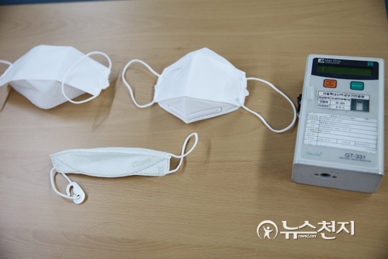서울시교육청이 ‘학교 미세먼지 종합관리 대책’을 발표한 10일 서울 종로구 서울시교육청 브리핑실에 보건용 마스크와 미세먼지 측정기가 전시돼 있다. ⓒ천지일보