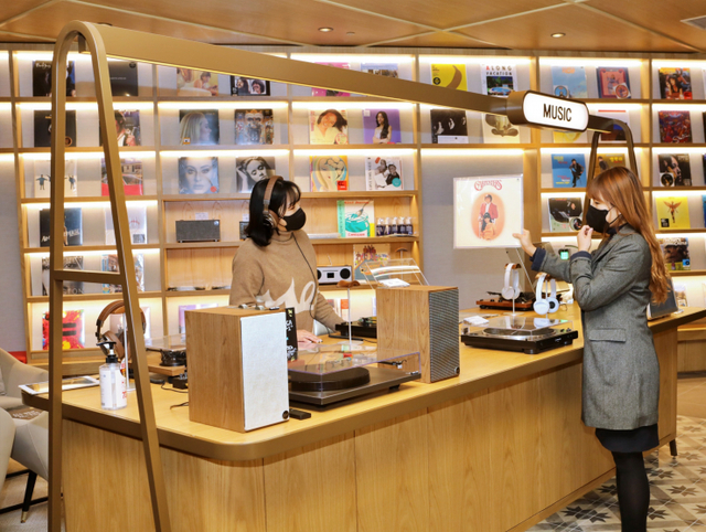 고객들이 28일 경기 부천시 중동에 위치한 중동점 4층에서 구경하고 이용하고 있다. (제공: 롯데쇼핑)