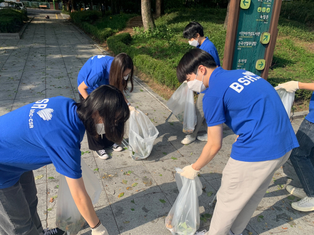 bhc치킨의 ‘해바라기 봉사단’ 5기 2조가 지난 2일 서대문구에 위치한 서대문독립공원에서 쓰레기 수거 봉사를 펼치고 있다. (제공: bhc치킨)