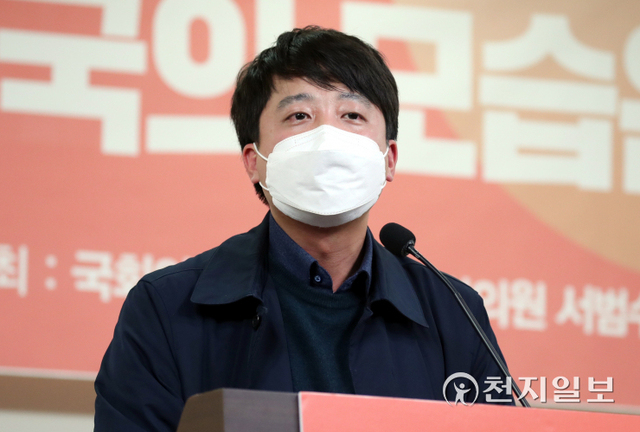 [천지일보=박준성 기자] 국민의힘 이준석 대표가 20일 오후 서울 여의도 국회 의원회관에서 열린 ‘인구감소, 30년 뒤 대한민국의 모습은?’ 토론회에서 축사를 하고 있다. ⓒ천지일보 2021.12.20