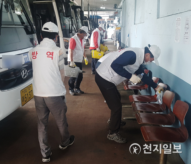 6일 진주시외버스터미널에서 코로나19 긴급 일자리사업 참여자와 읍면동 관련단체원들이 일제방역을 펼치고 있다. (제공: 진주시) ⓒ천지일보 2020.5.6