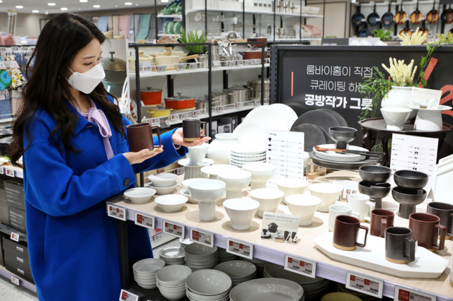 고객이 29일 서울 송파구 잠실동에 위치한 제타플렉스의 ‘룸바이홈 랩’에서 구경하고 있다. (제공: 롯데쇼핑)