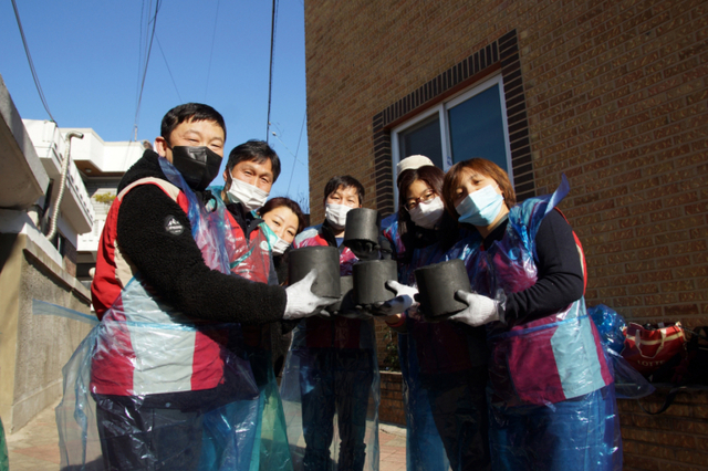 롯데푸드 청주공장 샤롯데봉사단이 지난 11월 27일 차상위계층에 연탄과 식료품 세트 지원 등 겨울나기 돕기 행사를 진행하고 있다. (제공: 롯데푸드)