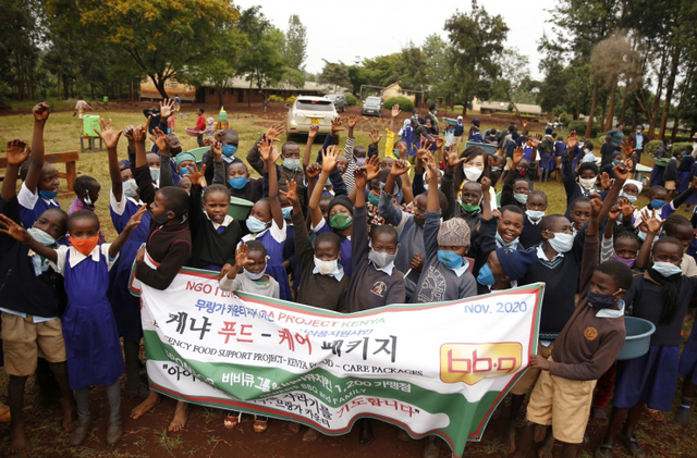 제너시스BBQ가 케냐 지역에 신종 코로나바이러스 감염증(코로나19) 구호 물품을 전달하고 있다. (제공: 제너시스BBQ)