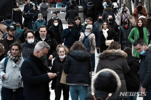 [파리=AP/뉴시스] 지난 28일(현지시간) 프랑스 파리에서 시민들이 샹젤리제 거리를 걷고 있다. 2021.12.30.