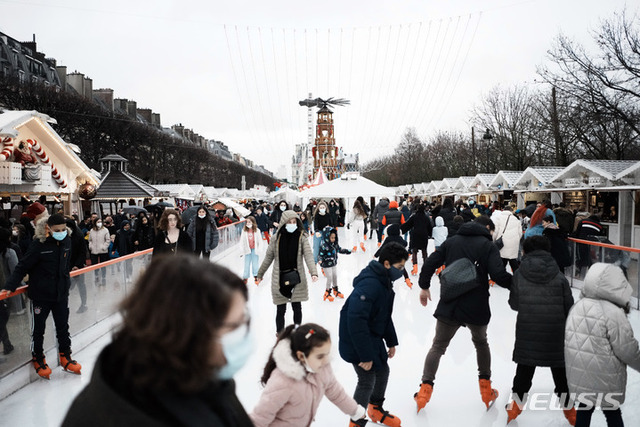 [파리=AP/뉴시스] 29일(현지시간) 프랑스 파리에서 열린 박람회 중 시민들이 스케이트를 지치고 있다. 올리비에 베랑 프랑스 보건부 장관은 지난 24시간 동안 프랑스에서 20만8000명의 신규 코로나19 확진자가 나왔다고 밝혔다.