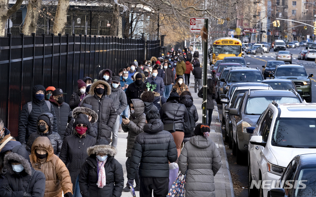 23일(현지시간) 미국 뉴욕 맨해튼 로어이스트사이드 지역에서 주민들이 코로나19 자가 진단검사 키트를 받기 위해 줄을 서 있다. (출처: 뉴시스)