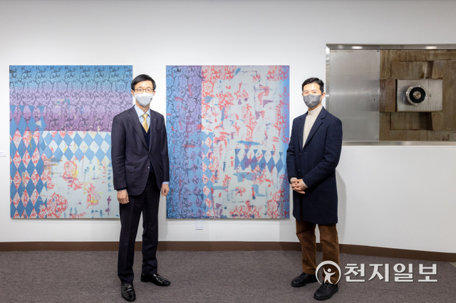 수출입은행이 여의도 수은 본점에 있는 '금고미술관'에서 29일부터 릴레이 방식으로 '신진작가 전시회'를 개최한다. 방문규 행장(왼쪽)과 우정수 작가. (제공: 수출입은행) ⓒ천지일보 2021.12.30